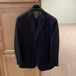 J ferrar navy mild pin stripe suit 40R top and 34/30 flat front bottom